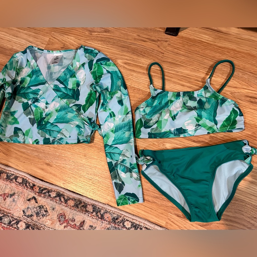 GIRLS 7 8 ART CLASS THREE PIECE SWIMSUIT
LIKE NEW